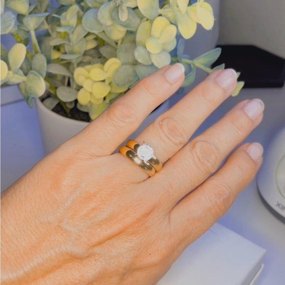 NWT Engagement circonia and wedding band set Stainless Steel Gold Size 8 - Picture 3 of 17